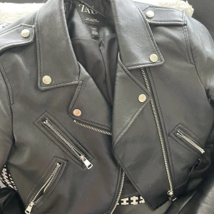 Zara bikerjacka - Svart stillig skinn imitation jacka  Liten sliten på kragen men osynlig när man har den på 