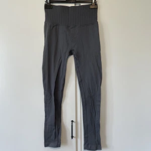 Tränings byxor - Tränings byxor i storlek s. Tråden har dock börjat ge sig, har gjort ett försök att fixa d mesta med det jag hade (se bild 3). Om man bara har en liknande tråd så går det nog att lösa utan problem. Därav priset 35 kr + frakt 🥰