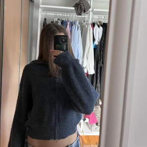 Marinblå stickad kofta - Säljer denna superfina marinblåa stickade koftan med dragkedja i strl M. Den är använd 1-2 gånger och är i gott skick💗. Nypris 499kr.