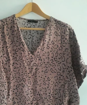 Blus - Från åhlens rosa djurmönstrad