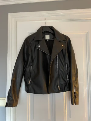 Skinnjacka  - Säljer min skinnjacka från hm. Superfin men behöver pengar så säljer. Den är i storlek 38 och sitter bra. 