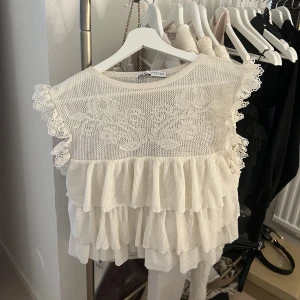 Topp - Så snygg topp från Zara som tyvärr inte kommer till användning! Storlek M men passar mig bra som brukar ha xs/s 💓skriv privat för frågor eller intresse 💓