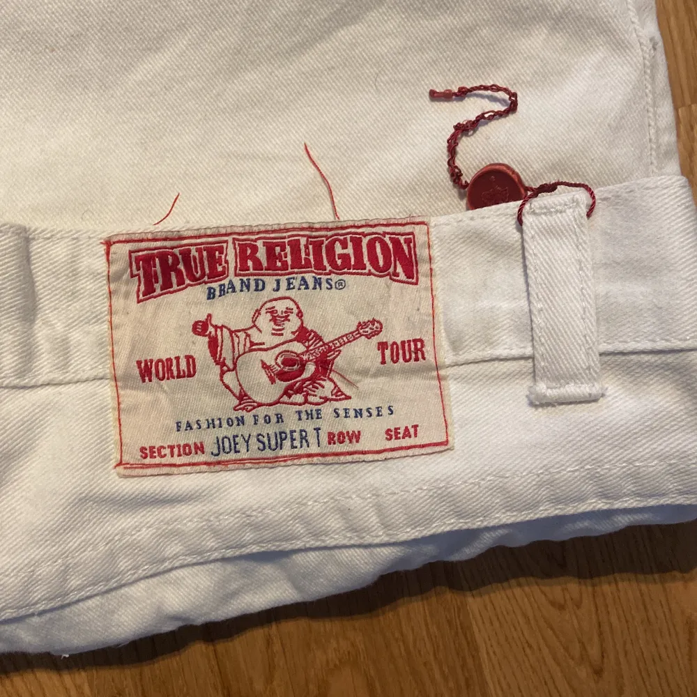Vita true religion jeans Snygg baggy fit 7/10 konditon pågrund av att gylfknappen ramla av mitt toan när jag kissa, samt lite smutsig men går birt i tvätten. Jeans & Byxor.