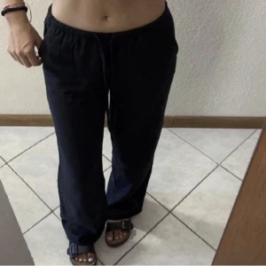 Linnebyxor  - Säljer linnebyxor från HM, i storlek XS. Köpta här på plick men tyvärr för små för mig.