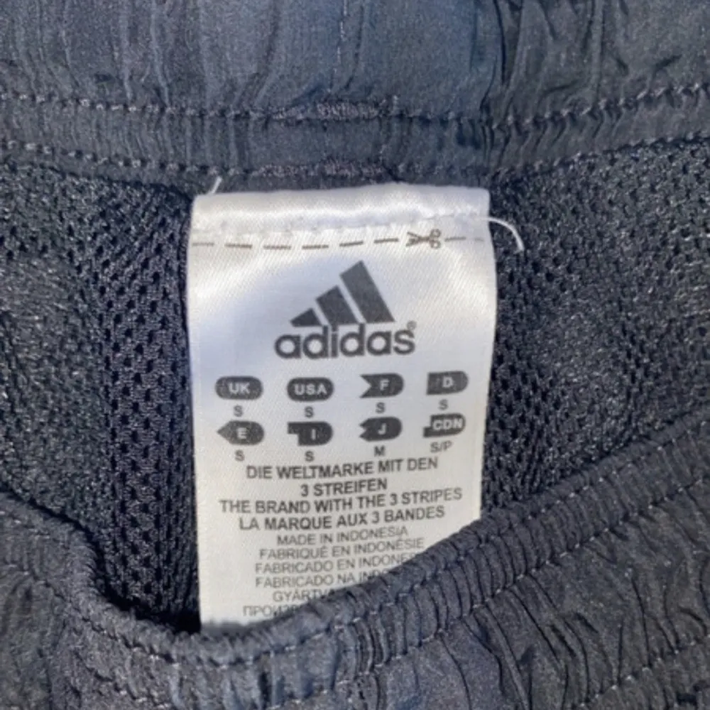 Ett par Adidas trackpants i storlek S som är använda men i fint skick🫶🏼. Köpta second hand och säljs då det inte används. Skriv för fler bilder 💕. Jeans & Byxor.