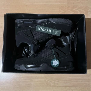 Nike Air Jordan 4 Black Cats - *Använda ett par ganger* Jordan 4 Black Cat i hyfsat bra skick, storlek 43. Box, dustbags och StockX certifikationer medföljer.