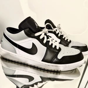 Air Jordan 1 Shadow Toe  - Jorden 1 Shadow Toe köpta i juli 2022, dem är i bra skick då jag använt dem få tal gånger. Säljer dem nu eftersom att dem börjar kännas för stora för mig då min sko storlek är 44.   Köpta på http://restocks.net   Kan skickas med postnord eller mötas upp. 