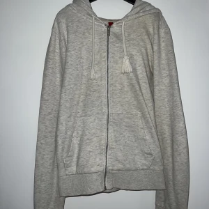 Grå hoodie  - Grå hoodie från H&M i strl 36.