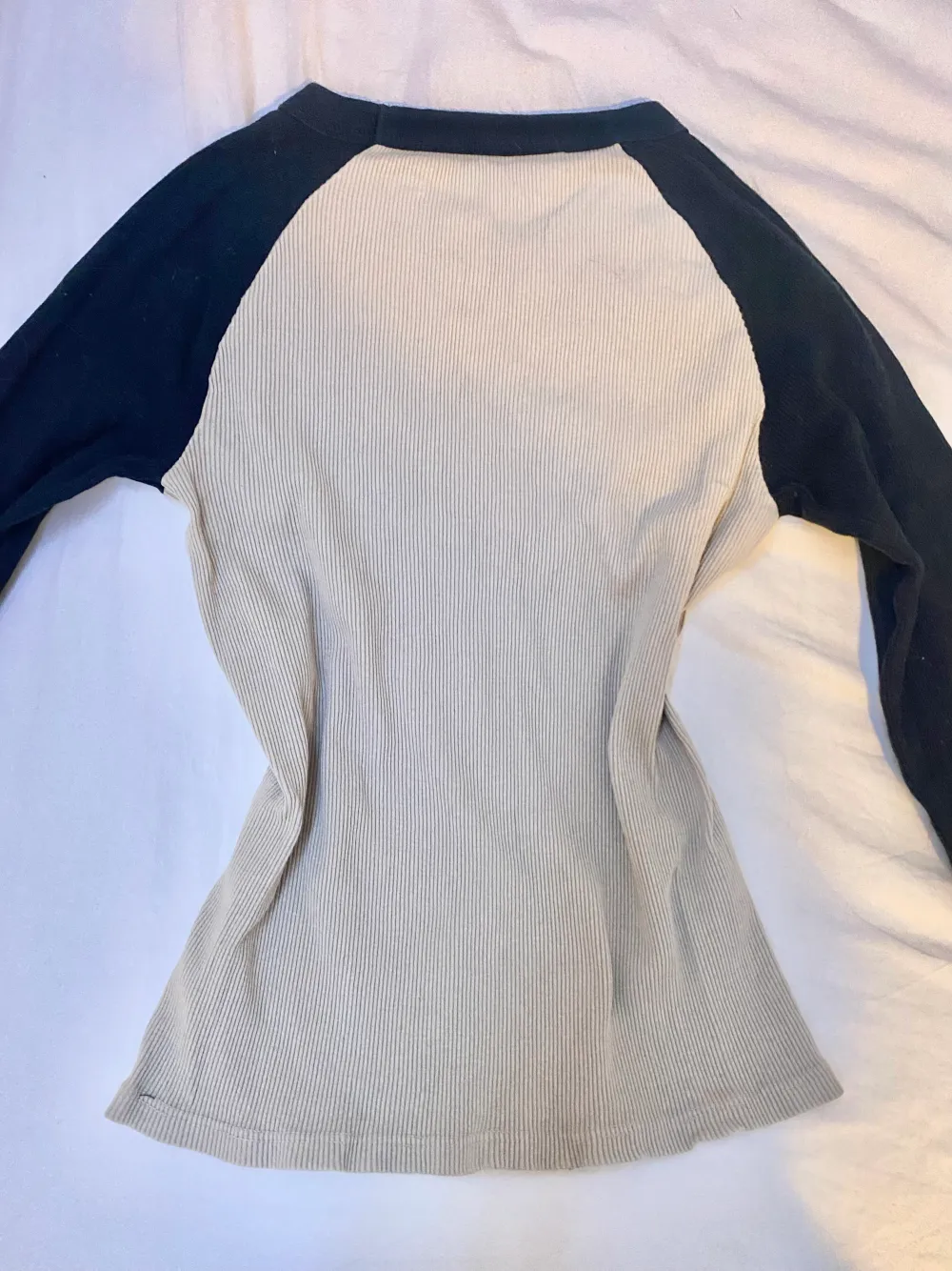En jättefin tröja från brandy Melville i modellen ”bella top” 💗endast använd en gång! Nyskick 🫶nypris: ca 260kr . Toppar.