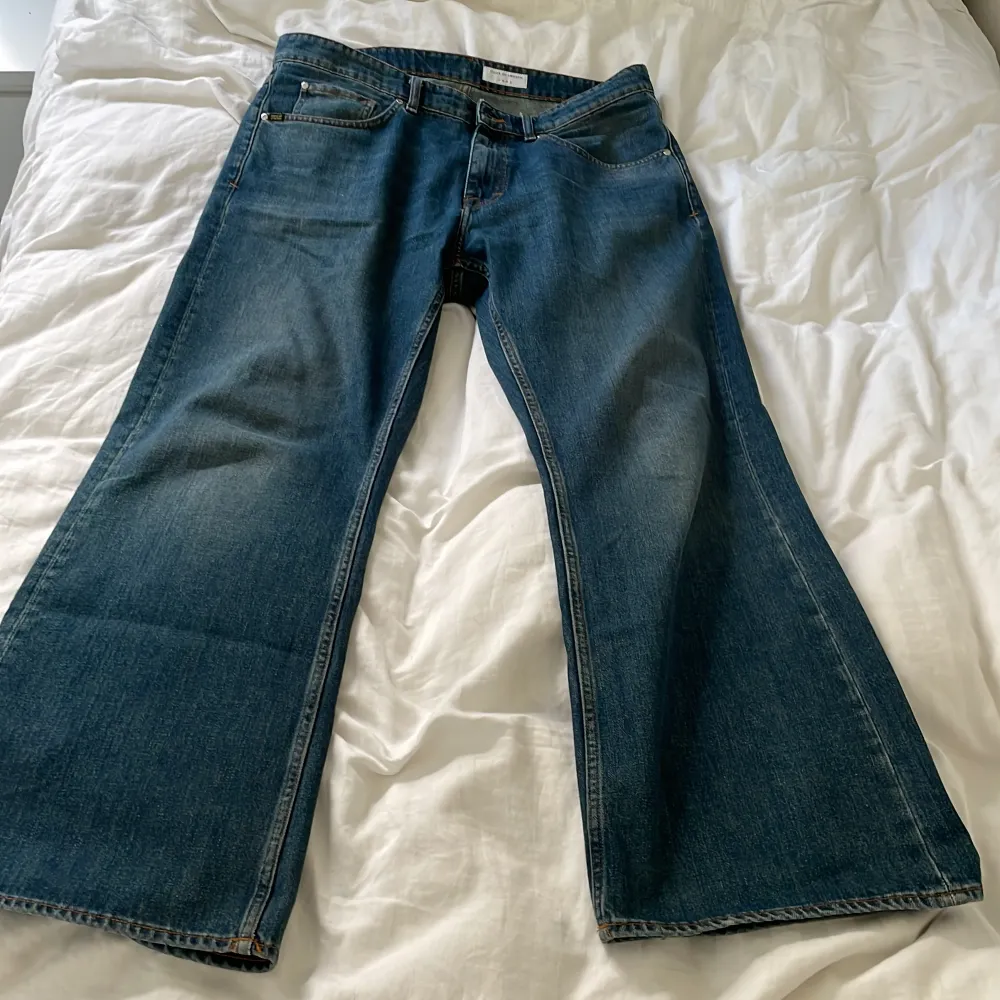 Säljer mina tiger of Sweden jeans då dem är för korta för mig. Dem är i väldigt bra skick och pris kan förhandlas vid snabb affär. Ordinarie pris 1900kr.. Jeans & Byxor.