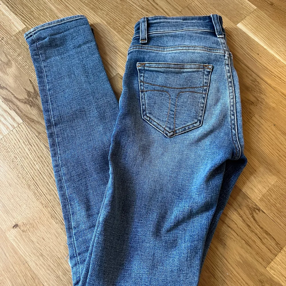 Tiger of sweden jeans med hål på  knäna! Supersnygga. Storlek 25/30. Jeans & Byxor.