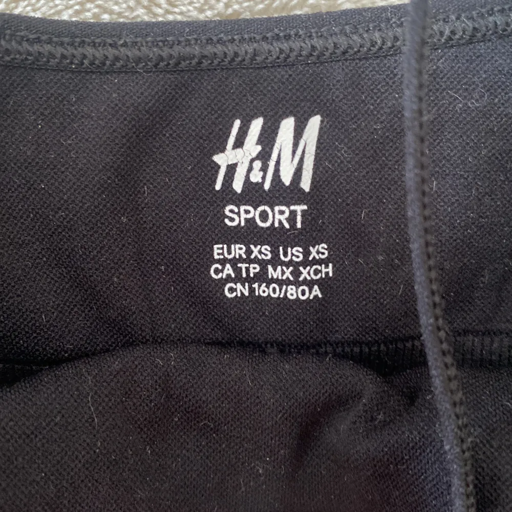 Super söt sport topp i storlek xs från H&M med stretchig material, aldrig använd💕 +frakt.  (rensar gaderob). Toppar.