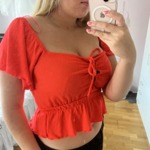 Korall topp - Säljer denna jättesöta topp från Gina tricot. Den är helt ny med lappen kvar. Nypris 279kr