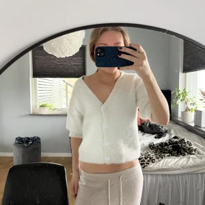 Söt kofta! - Så snygg kortare kofta som man både kan ha stängd eller öppen med något under🔥🔥🔥💟💟så skön och passar till många tillfällen 