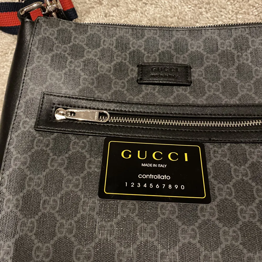 Gucci Messenger bag helt oanvänd i ny skick, påse ingår. Finns möjlighet för fler bilder vid intresse.. Väskor.
