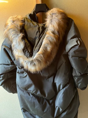 Jackor - Säljer mina jackor! Främst för vinter, Billiga 250kr    ✤ Nästan helt nya, nästan aldrig använda ✤  Storlekarna är M, Xs Känns som M   ”Vill komma överens Swish betalning för kunna skicka varan” Kontanter och annan sätt går diskuteras:)