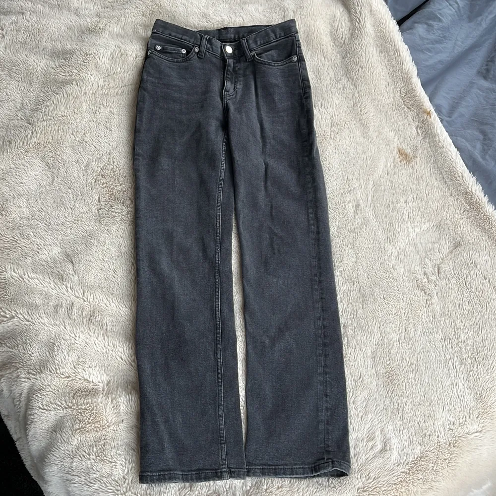 Superfina Lågmidjade gråa jeans i storlek 25/30 från weekday. De är i bra skick och är mycket fina i färgen, de är sparsamt använda och behöver en ny ägare :) modellen är twig!. Jeans & Byxor.
