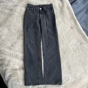 Superfina Lågmidjade gråa jeans i storlek 25/30 från weekday. De är i bra skick och är mycket fina i färgen, de är sparsamt använda och behöver en ny ägare :) modellen är twig!
