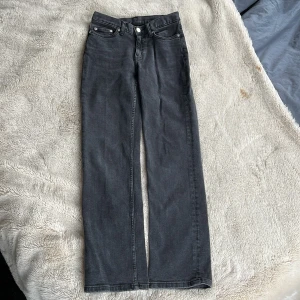 Lågmidjade jeans weekday  - Superfina Lågmidjade gråa jeans i storlek 25/30 från weekday. De är i bra skick och är mycket fina i färgen, de är sparsamt använda och behöver en ny ägare :) modellen är twig!