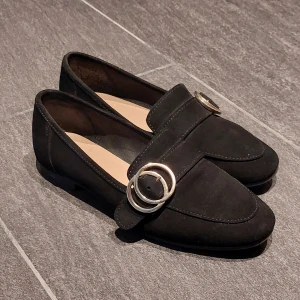 Mocka skor, strl 38 - Fina skor, tyvärr har blivit använda bara fåtal gånger. I väldig bra skick. Org. pris 790kr