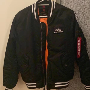 Alpha Industries - En helt ny Alpha Industries vårjacka i ny skick. Storlek M.