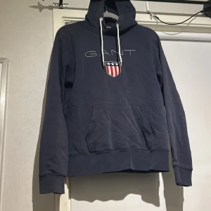 Hoodie - Gant hoodie  Ny pris 1000  Mitt pris 100 kr för vill bli av me mina kläder 
