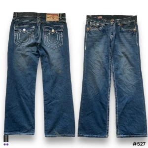 true religion jeans - 💜Model: Billy Super T 💜Tag: 38/33 💜Waist: 50cm 💜Inseam: 80cm 💜Outseam: 108cm 💜Leg opening: 25cm 💜Flaws: lite trasig stitching och små fläckar