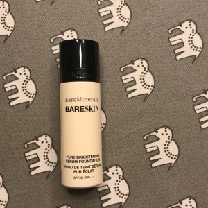Bare minerals foundation med spf - Färg porcelain, använd typ två gånger. Spf 20.