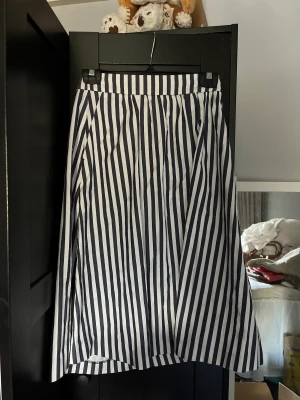 Randig kjol - Fin relativt lång kjol. Säljer eftersom den är för liten. Jättefin till sommaren!💞