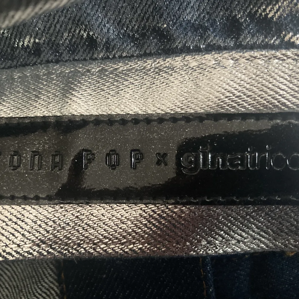 Samarbete med Icona Pop och Gina Tricot. Silvrig jeansjacka, i princip oanvänd. Verkligen supercool!. Jackor.