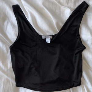 Svart Linne/topp - Säljer detta linne från AMISU. Perfekt basic topp till sommaren! Säljer pga kommer inte till användning längre. Köpt för 129kr och säljer för 30kr