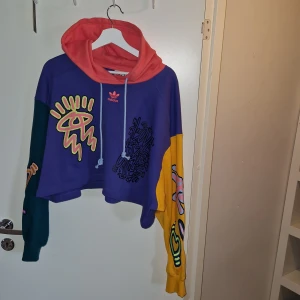 Adidas hoodie  - Adidas Originals LOVEUNI CROP - Sweatshirt/Hoodie  Helt oanvänd, super snygg älskar färgerna och pass formen, har en till men den behåller jag själv. Hoodien är cropad.