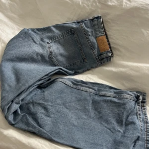 Monki yoko jeans - Monki yoko jeans i strl 29, jättesnygga!! Har använt några ggr bara, råkade köpa dubbelt 