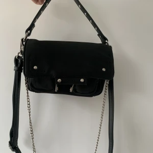 Super snygg väska💓 - Säljer denna super snygga väskan som passar till allt😻Märket är NÚNOO, säljer pga att jag inte andvänder längre💕super små defekter på några av sömmarna annars fint skick☺️två band tillkommer som är justerbara💗bara skriva för mer info💞nypris var runt 800☺️