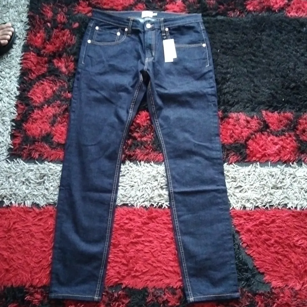 Mörkblåa jeans, oanvända och i jätte bra skick. Jeans & Byxor.