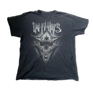 Band Tröja - Oversized ”In Flames” t-shirt! Två extremt små hål (se andra o tredje bilderna). Frakten står du för, DM:a vid intresse och priset går alltid att diskutera!