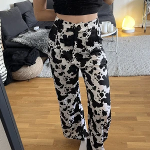 Coola cow-print byxor - Mjuka och så sköna byxor från GinaTricot!