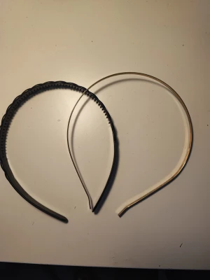 Diadem  - Super fina diadem, 7kr st! Det guldiga är använt typ 0-1 gång och det svarta typ 1-2 gånger så typ aldrig använda! 