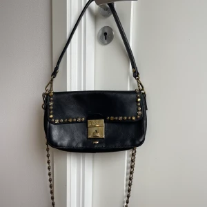 Campomaggi väska - En campomaggi väska i använt men bra skick.  Kommer med dustbag.    För fler frågor kontakta mig. Köparen står för frakt.