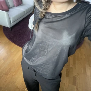 T-shirt - Urgullig t-shirt i två lagar. Ett under som är rosa och ett stickat svart över vilket gör t-shirt lite roligare, dessutom skitsnyggt❤️