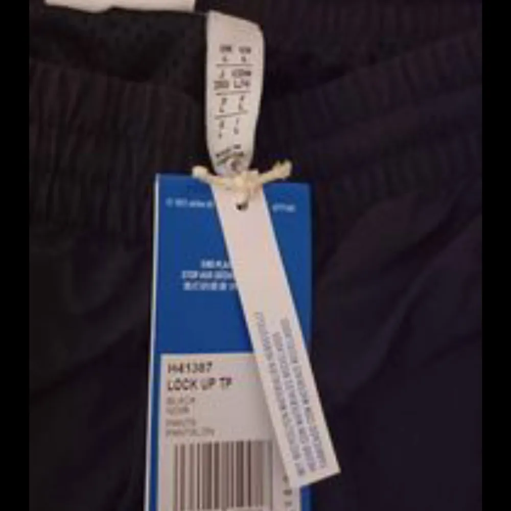 Selling this Adidas pants I got as a gift but didn't fit me and couldn't return as return date expired... . Jeans & Byxor.