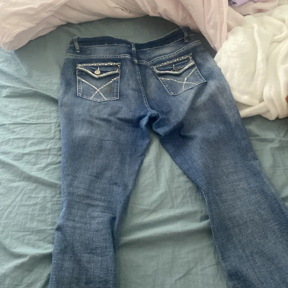 Ett par ljusa blåa jeans med tryck där back! . Jeans & Byxor.
