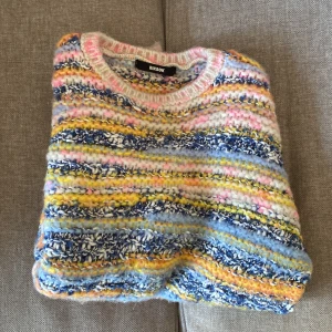 Oversize stickad tröha - Färgglad stickad tröja från bikbok i nyskick. Nypris 500kr men säljer för 150kr. Köpt för ca 1 år sedan men knappt använd! Storlek xs men passar även S