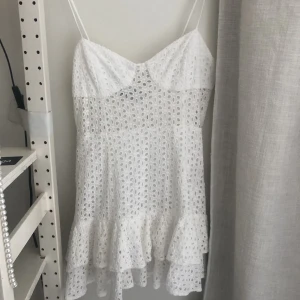 Zara klänning  - Säljer denna populära zara klänning!! Storlek M men väldigt kort i storleken så ska nog passa S bra också!! Vid många intresserade startar jag budgivning. Köp direkt för 500💕