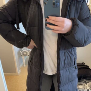 Kappa - Skön och fin vinter/vår kappa!🖤sällan använd! 