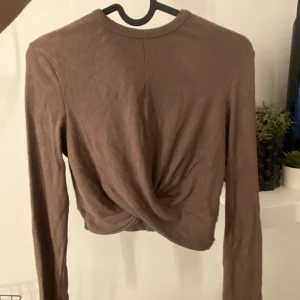 Brun Shein topp - En fin topp ifrån Shein! Den är aldrig använd. Så nu säljer jag den för 50kr🌸