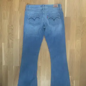 Jättefina lågmidjade jeans från Levis med snygga fickor. Skriv om du undrar något! :)  Mått: 37 cm midja (rakt över) 103 cm ytterlängd 80 cm innerbenslängd