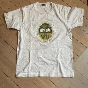 Vintage Chang öl tisha - Vintage tisha med motiv av ölmärket Chang  Sitter som en Large