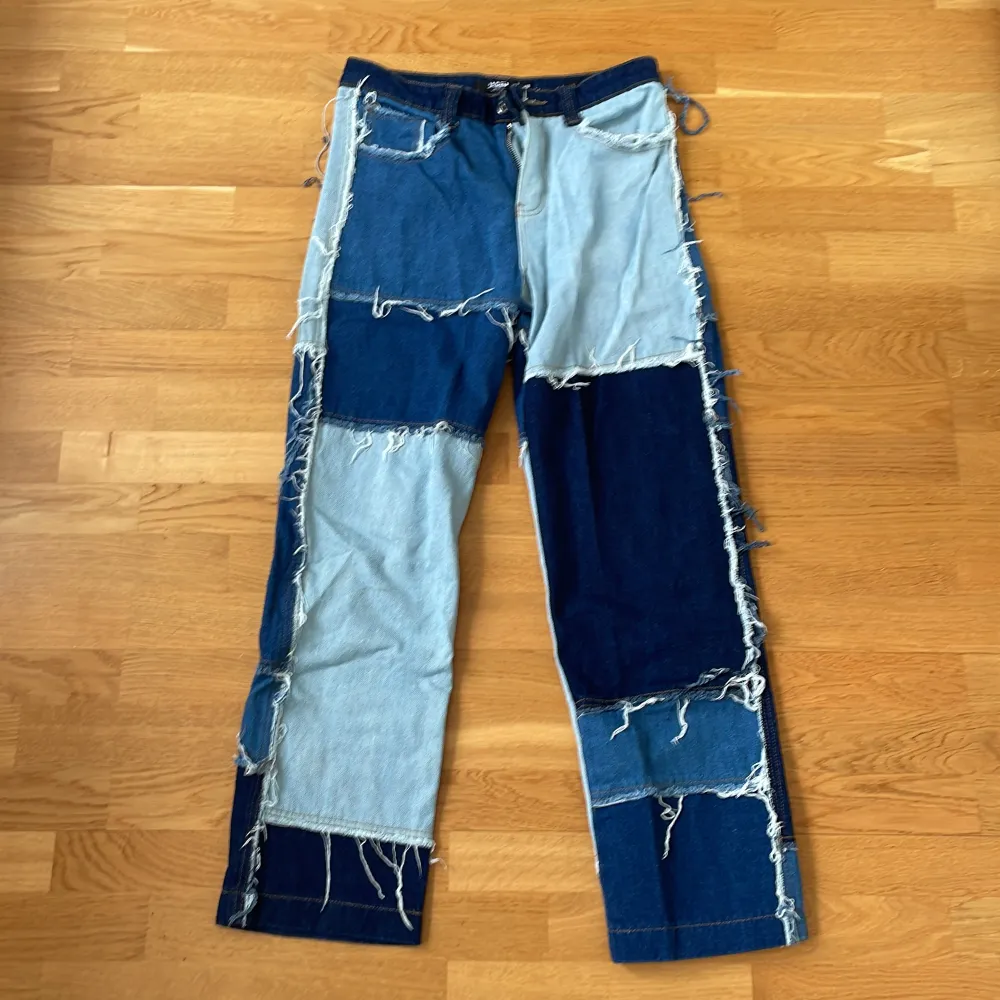 Säljer mina blå Jaded London Jeans i storlek 30. Knappt använda och i nyskick. Nypris omkring 800 SEK. Jeans & Byxor.