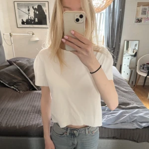 Topp - Superfin vit topp med lite puffiga axlar. Perfekt till våren/sommaren🌼Använd fåtal gånger, i stort sätt ny. Normal i storlek
